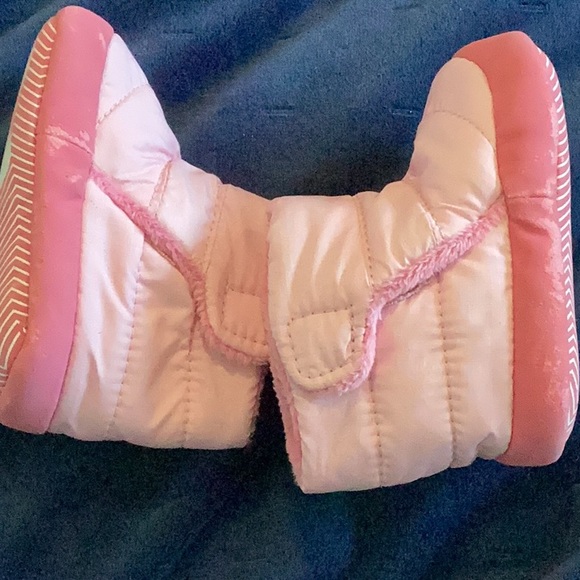 TNF baby booties - Picture 4 of 6